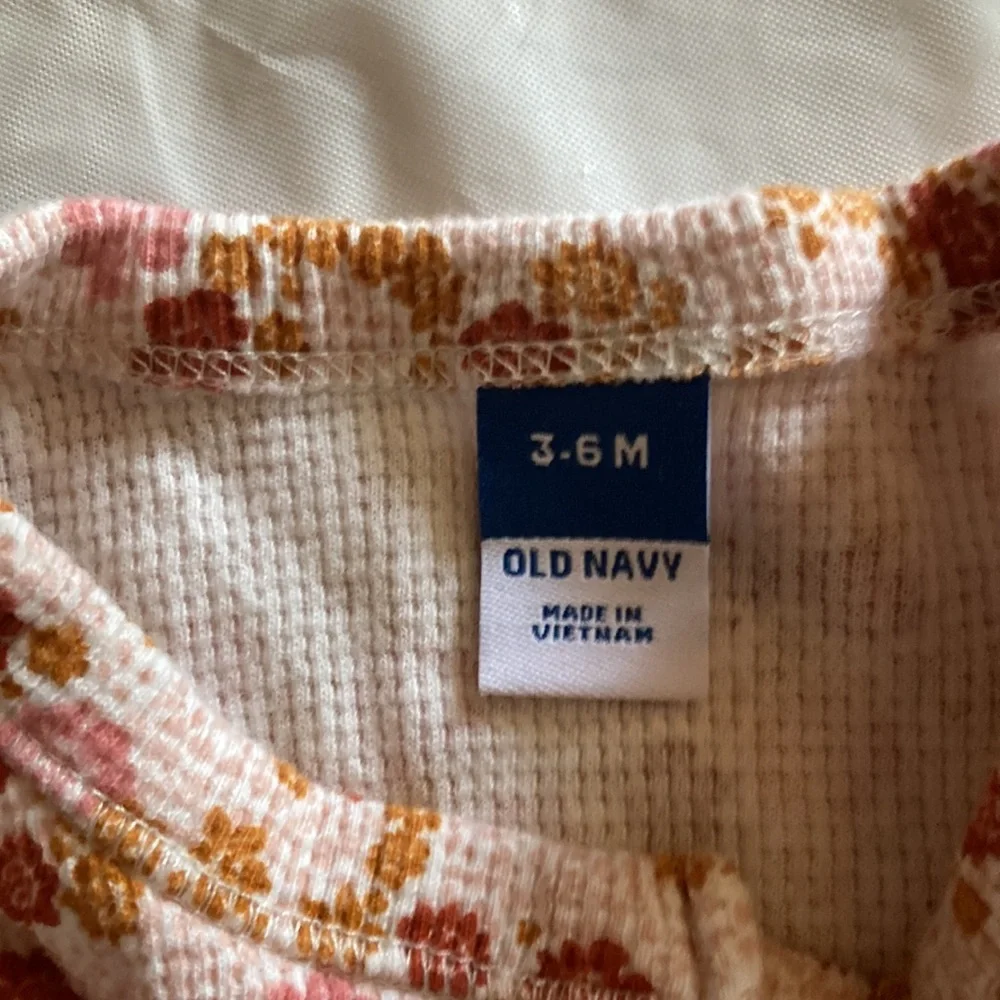 Fall inspired set of two long sleeve onesie. - Picture 4 of 7